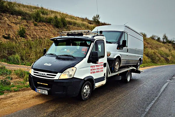 Autospecială FECU Tractări Auto cu dubă pe platformă, pe drum