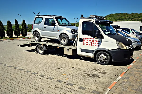 Autospecială FECU Tractări Auto cu autoturism pe platformă