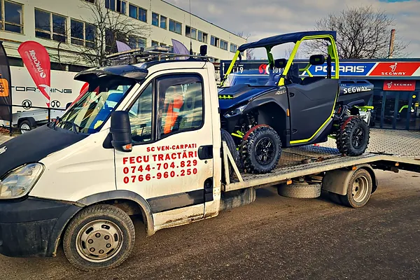 ATV transportat pe platforma Iveco a FECU Tractări Auto