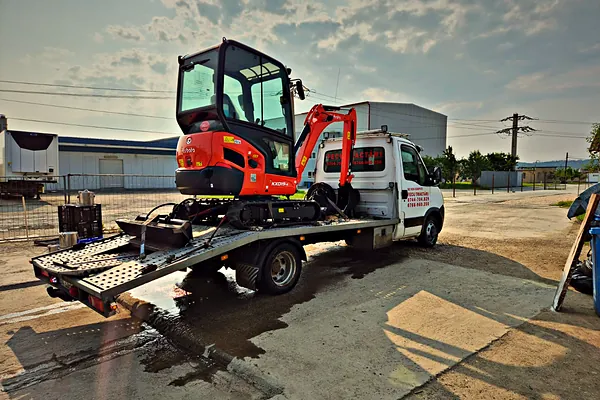Miniexcavator pe platforma FECU Tractări Auto
